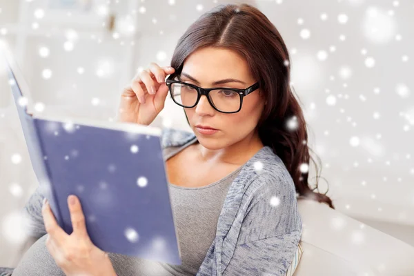 Mujer embarazada leyendo libro en casa —  Fotos de Stock