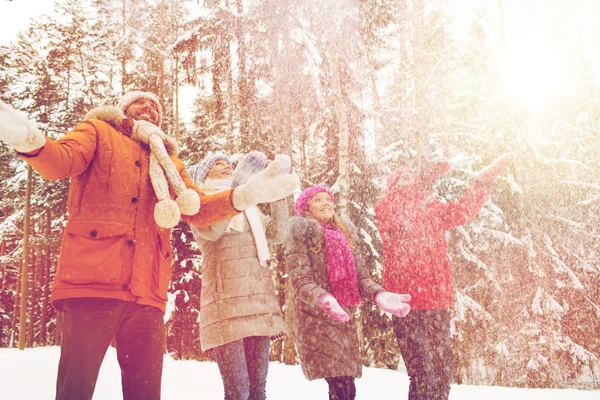 Grupo de homens e mulheres sorridentes na floresta de inverno — Fotografia de Stock