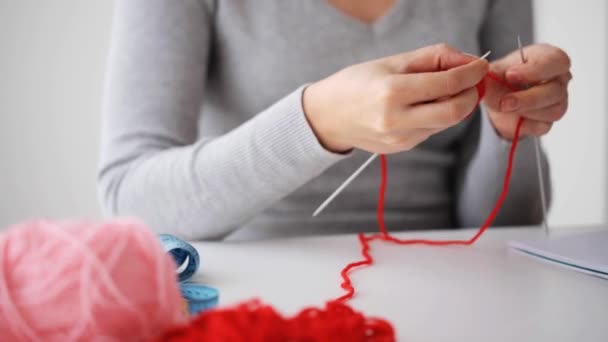 Frau strickt mit Nadeln und rotem Garn — Stockvideo