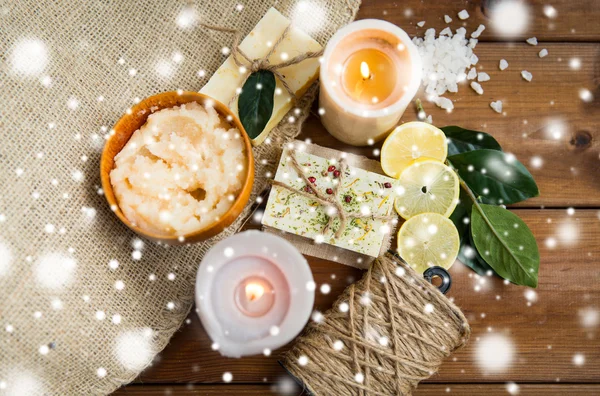 Sapone naturale e candele su legno — Foto Stock