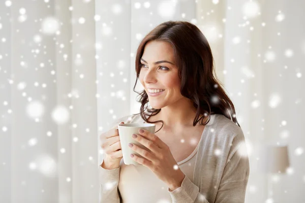 Mulher feliz com xícara de chá ou café em casa — Fotografia de Stock