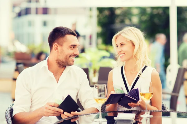 Šťastný pár s peněženkou platební účet v restauraci — Stock fotografie