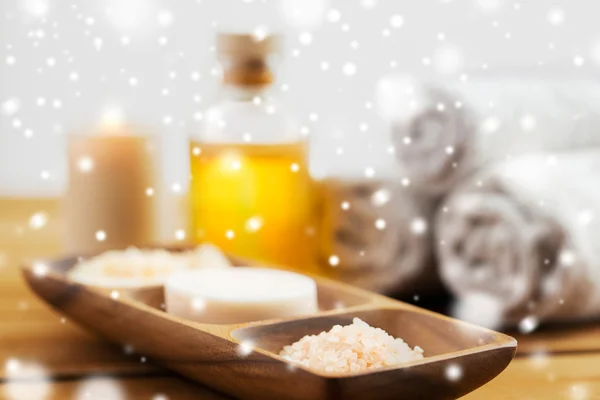 Sabun, garam himalayan dan scrub dalam mangkuk kayu — Stok Foto