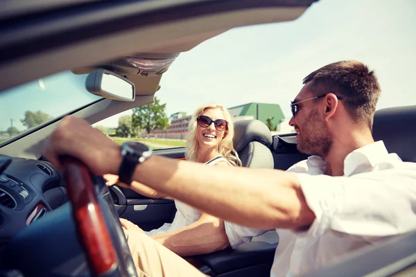 Boldog férfi és nő a Konvertibilis autó vezetés — Stock Fotó