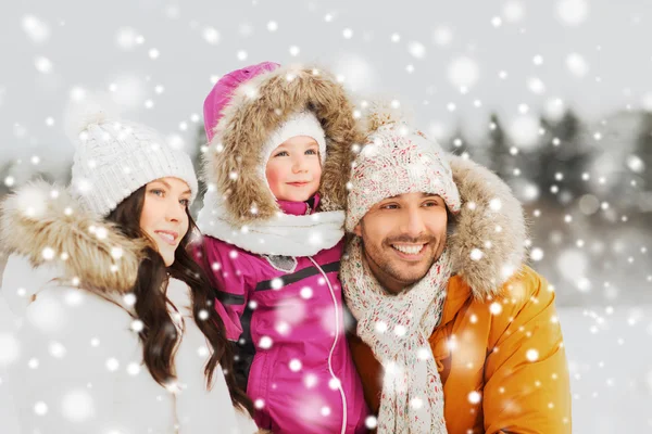 Famille heureuse avec enfant en vêtements d'hiver à l'extérieur — Photo