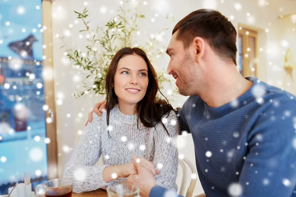 Glückliches Paar trinkt Tee im Restaurant — Stockfoto