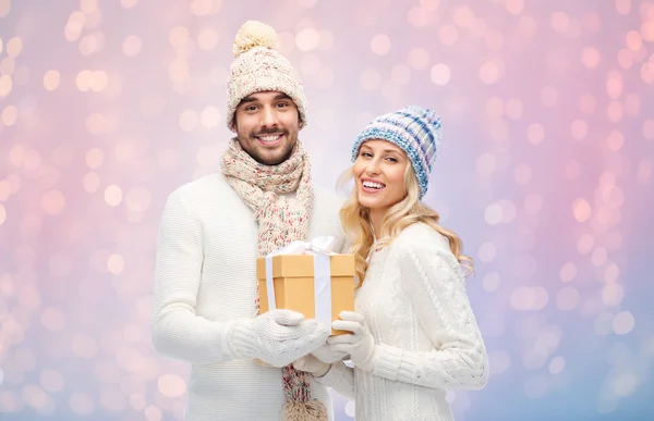 Χαμογελαστό ζευγάρι σε χειμωνιάτικα ρούχα με κουτί δώρου — Φωτογραφία Αρχείου