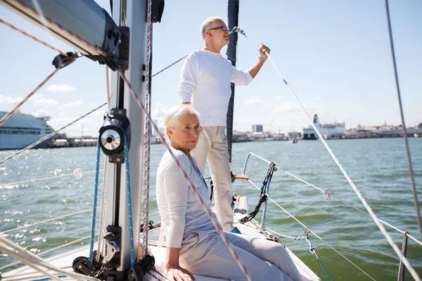 Casal sênior abraçando no barco à vela ou iate no mar — Fotografia de Stock