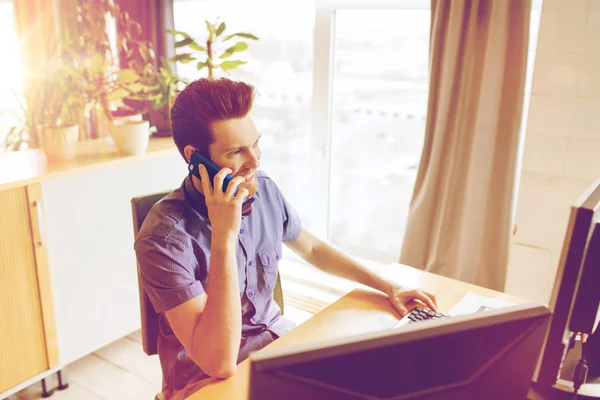 Trabajador masculino creativo feliz que llama en el teléfono inteligente —  Fotos de Stock