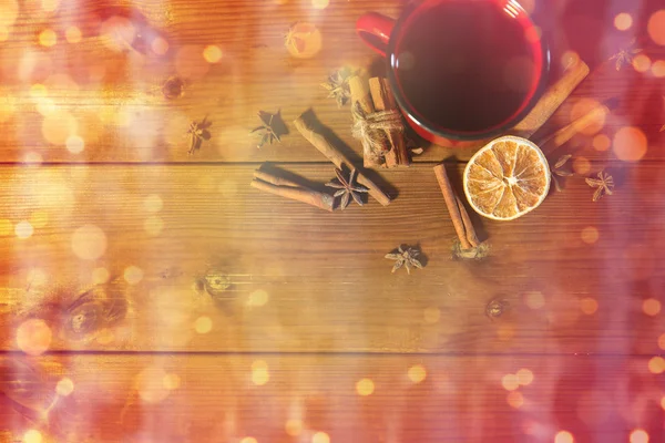 Šálek čaje s kořením zimní na dřevěný stůl — Stock fotografie