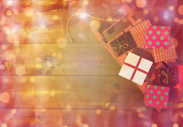 Närbild på jul gåva lådor på trä släde — Stockfoto