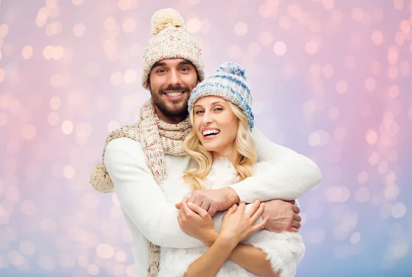 Lächelndes Paar in Winterkleidung umarmt — Stockfoto