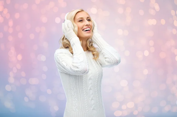 Sorridente giovane donna in inverno paraorecchie e maglione — Foto Stock