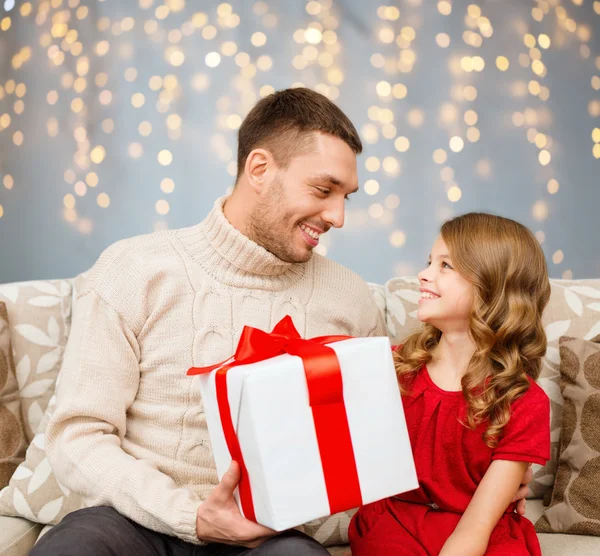 Lächelnder Vater und Tochter mit Weihnachtsgeschenk — Stockfoto