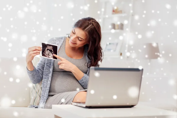 Gelukkig zwangere vrouw met echografie afbeelding thuis — Stockfoto