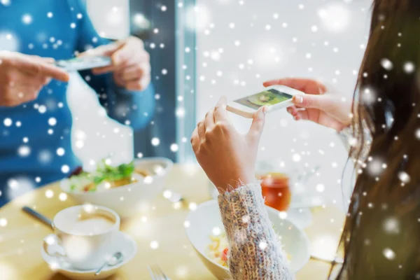 Nahaufnahme eines Paares beim Essen mit dem Smartphone — Stockfoto