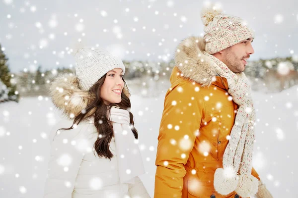 Happy couple walking over winter background — Stock Photo, Image