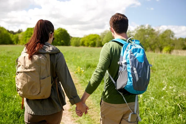 Gelukkige paar met rugzakken buiten wandelen — Stockfoto