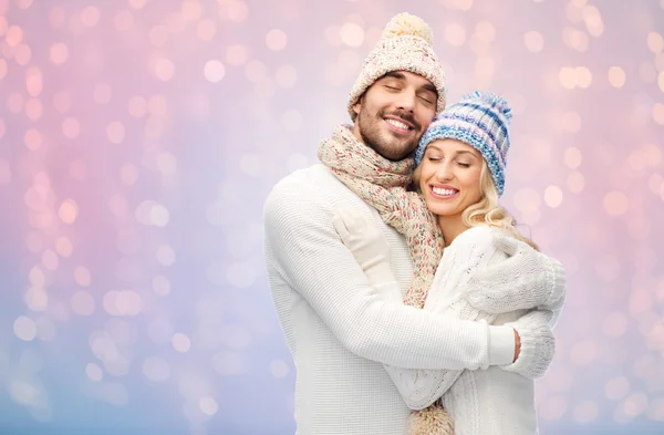Usmívající se pár v zimní oblečení objímání — Stock fotografie