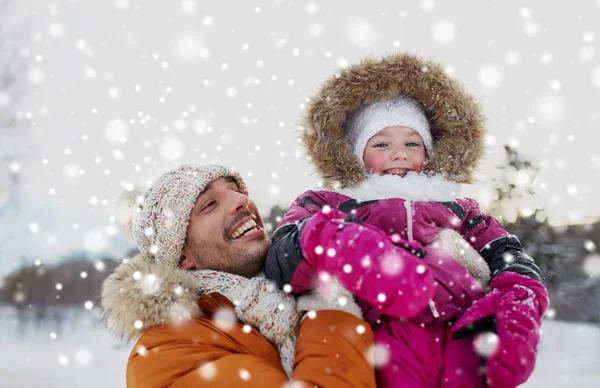 Famille heureuse en vêtements d'hiver à l'extérieur — Photo