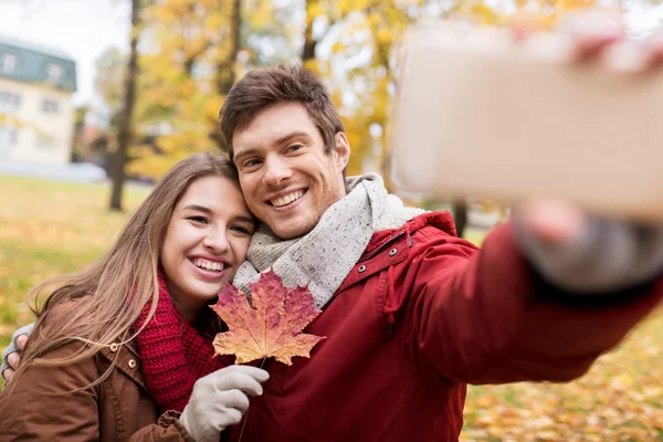 Çift alarak selfie yanında sonbahar Park smartphone — Stok fotoğraf