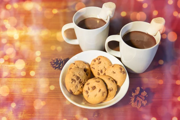 Cups of hot chocolate with marshmallow and cookies — Stock Photo, Image