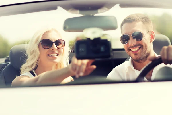 Feliz casal usin gps sistema de navegação no carro — Fotografia de Stock