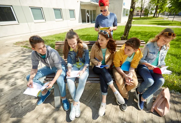 Skupina studentů s notebookem na školním dvoře — Stock fotografie