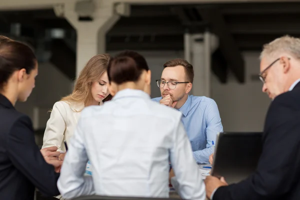 Glimlachende zakenmensen ontmoeten elkaar in functie — Stockfoto