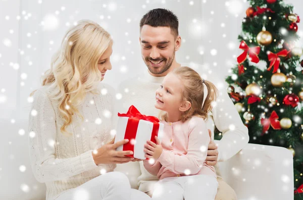 快乐的家庭和圣诞树在一起 — 图库照片