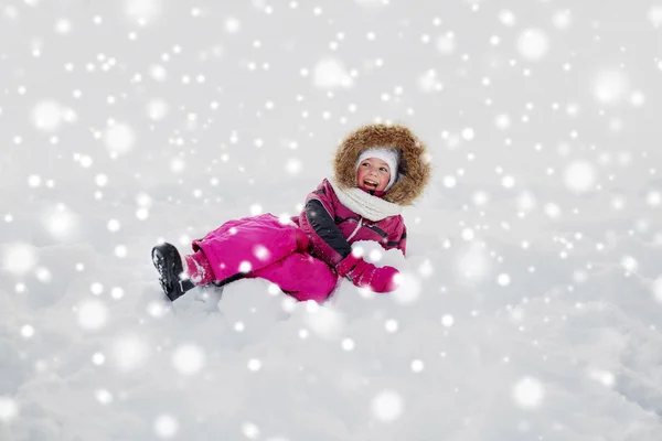 Heureux petit enfant ou fille en vêtements d'hiver sur la neige — Photo