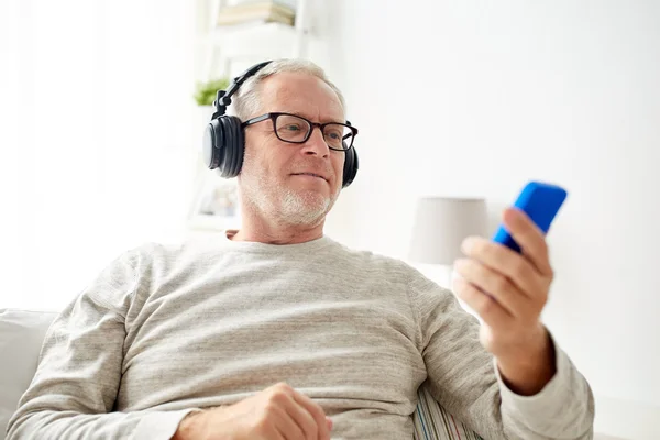 快乐老人与智能手机和耳机 — 图库照片