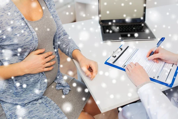 Primer plano del médico y de la mujer embarazada en el hospital —  Fotos de Stock