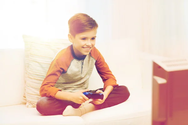 Menino feliz com joystick jogar videogame em casa — Fotografia de Stock