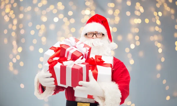 남자 의상 산타 클로스의 선물 상자 — 스톡 사진