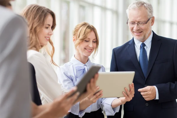 Gente de negocios con Tablet PC en la oficina — Foto de Stock