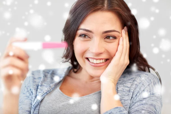 Mujer feliz mirando la prueba de embarazo en casa — Foto de Stock