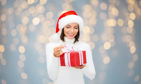 Mujer sonriente en sombrero de ayudante de santa con caja de regalo —  Fotos de Stock