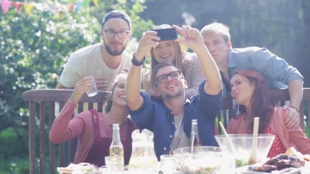 Vänner tar selfie på fest i sommarträdgård — Stockvideo