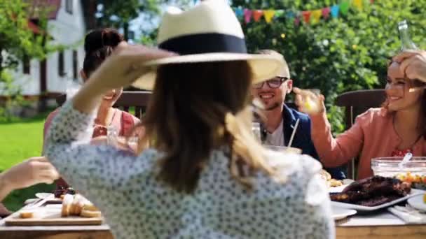 Amigos felices cenando en la fiesta del jardín de verano — Vídeos de Stock