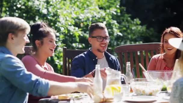 快乐的朋友吃晚饭在夏天花园聚会 — 图库视频影像