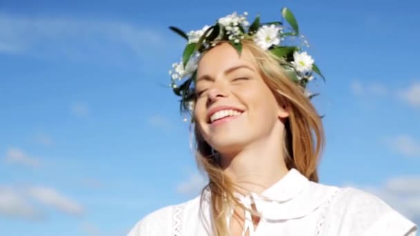 Smiling young woman in wreath of flowers laughing — Stock Video