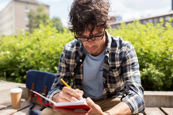 Muž s notebookem nebo deník psaní na ulici — Stock fotografie