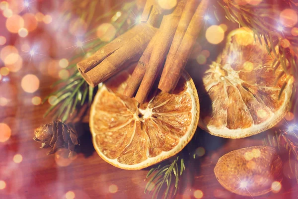 Різдвяна ялинка, кориця і сушений апельсин — стокове фото