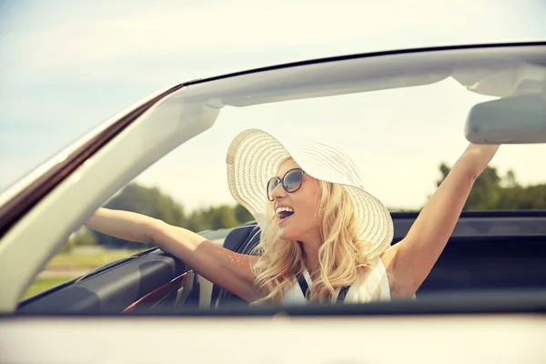 Feliz hombre y mujer conduciendo en coche cabriolet —  Fotos de Stock