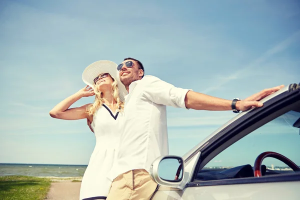 Boldog pár átölelve közelében cabriolet-autó a tengeren — Stock Fotó