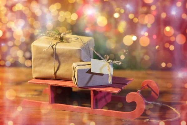 Primer plano de las cajas de regalo de Navidad en trineo de madera — Foto de Stock