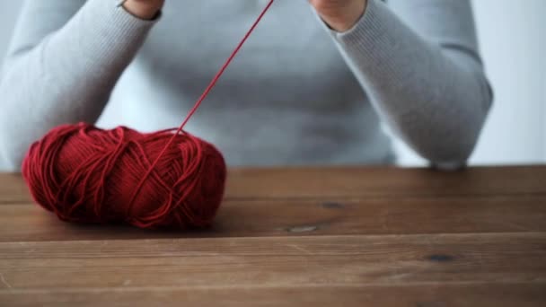 Frau strickt mit Häkelnadel und rotem Garn — Stockvideo