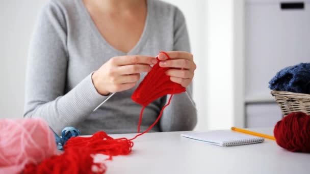 Mujer tejer con agujas e hilo rojo — Vídeos de Stock