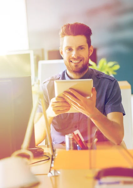Trabalhador de escritório masculino criativo feliz com tablet pc — Fotografia de Stock